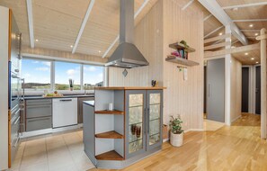 Frigorifero, piano cottura, lavastoviglie, macchina per tè/caffè