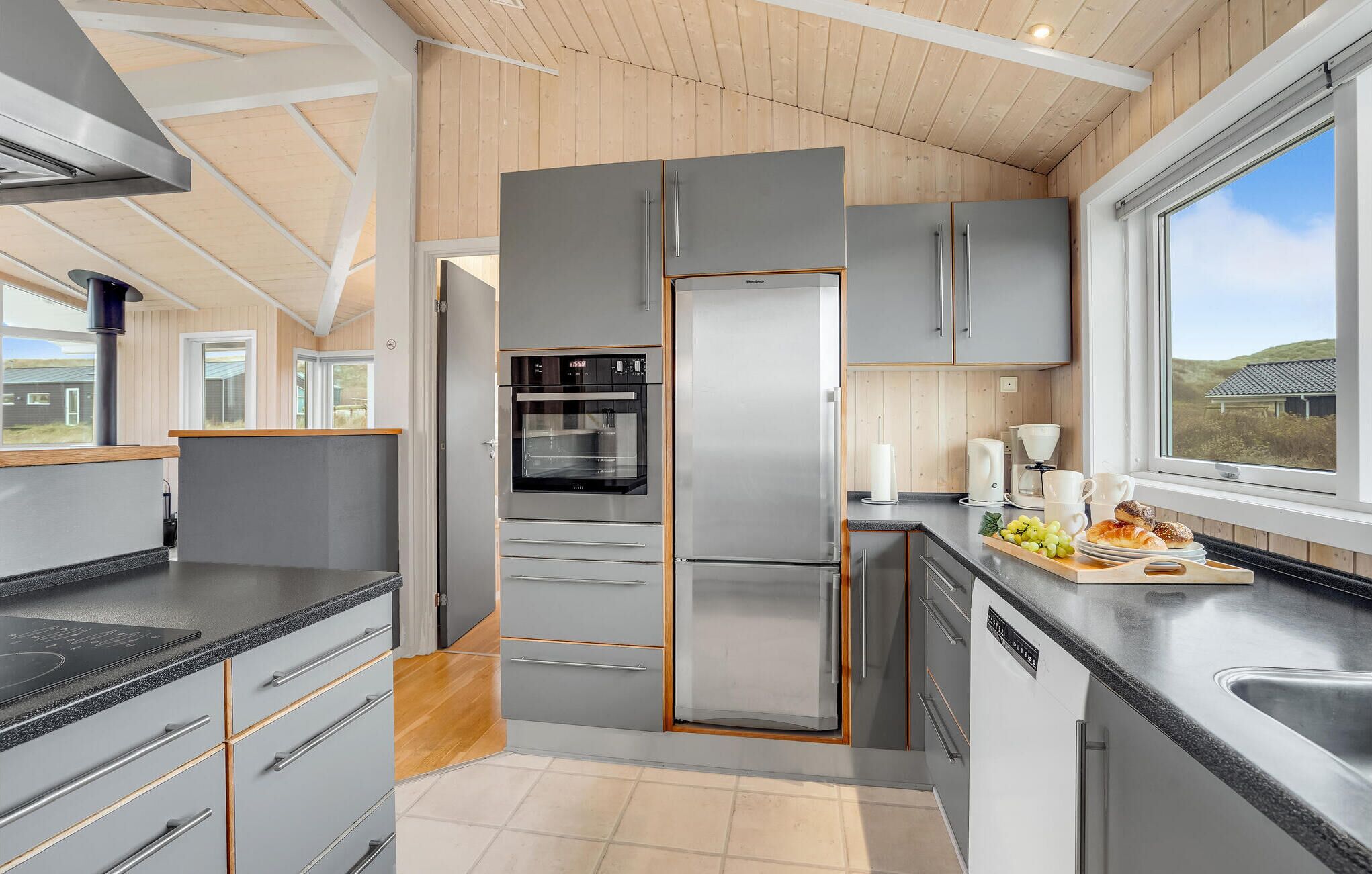 Réfrigérateur, plaque de cuisson, lave-vaisselle, cafetière/bouilloire