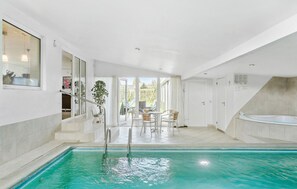 من حمّامات السباحة المغطاة