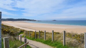 A coastal pathway leading to a sandy beach with a wooden fence and yellow flowers. - 3 bedroom gorgeous home in Lamballe-Armor (Lamballe-Armor)