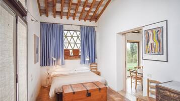 3 bedrooms, travel crib, free WiFi, bed sheets