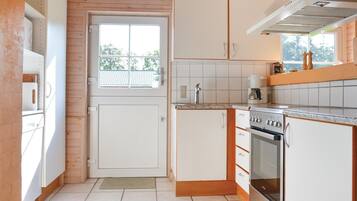 Køleskab, kogeplade, opvaskemaskine, kaffe-/temaskine