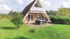 A triangular house with a balcony, a barbecue, and a patio with outdoor furniture. - Gorgeous home in Skjern with sauna (Skjern)