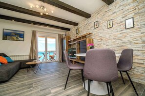 TV - Holiday apartment only 30 m from the beach (Mali Lošinj)