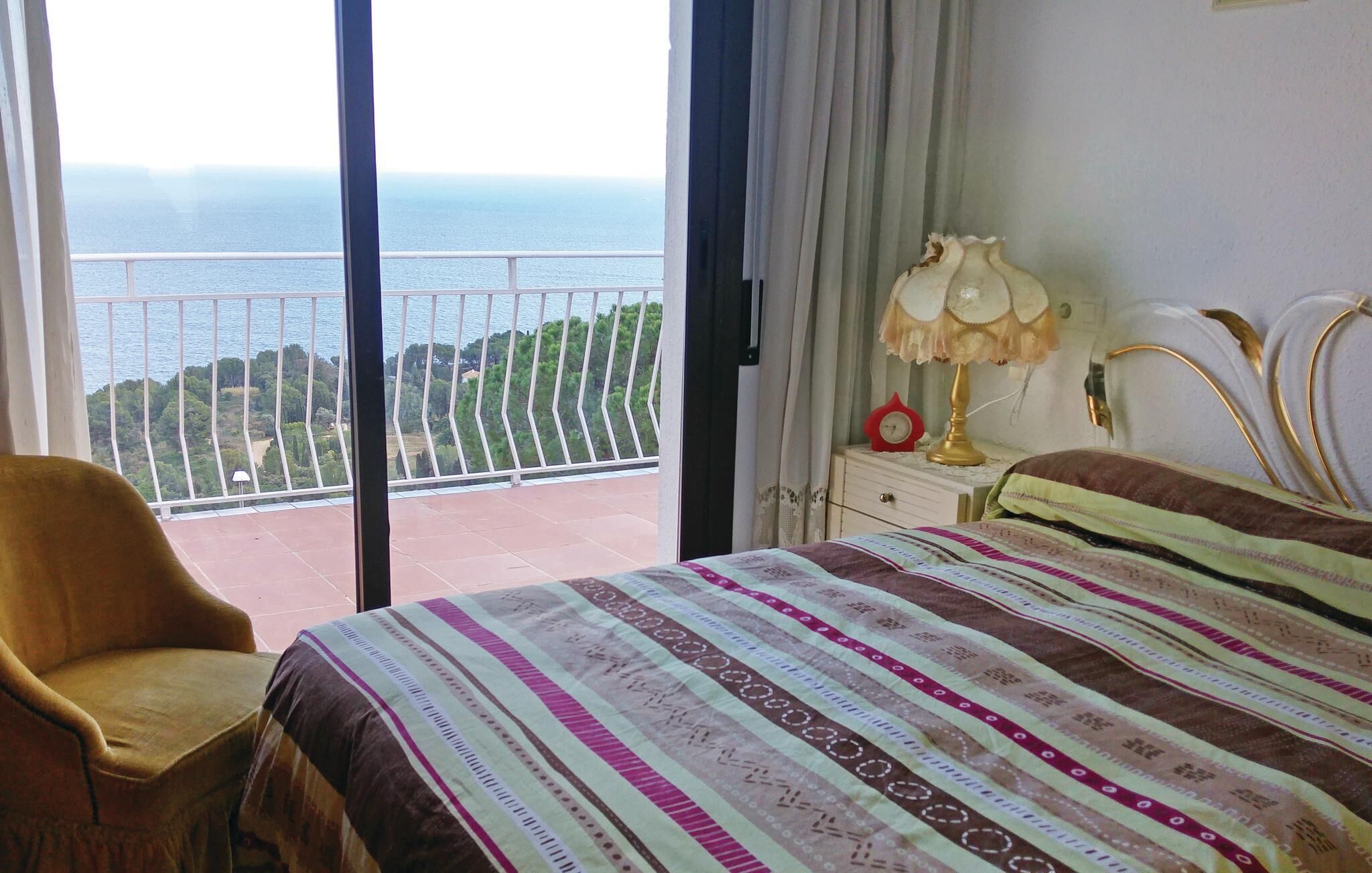 4 bedrooms, travel cot, bed sheets