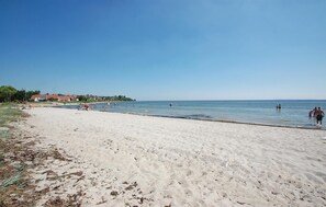 بالقرب من الشاطئ