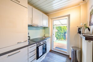 Réfrigérateur, four, lave-vaisselle, chaise haute