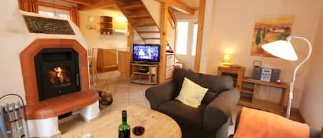 TV, fireplace