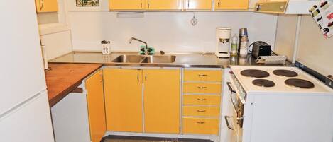 Køleskab, kogeplade, kaffe-/temaskine