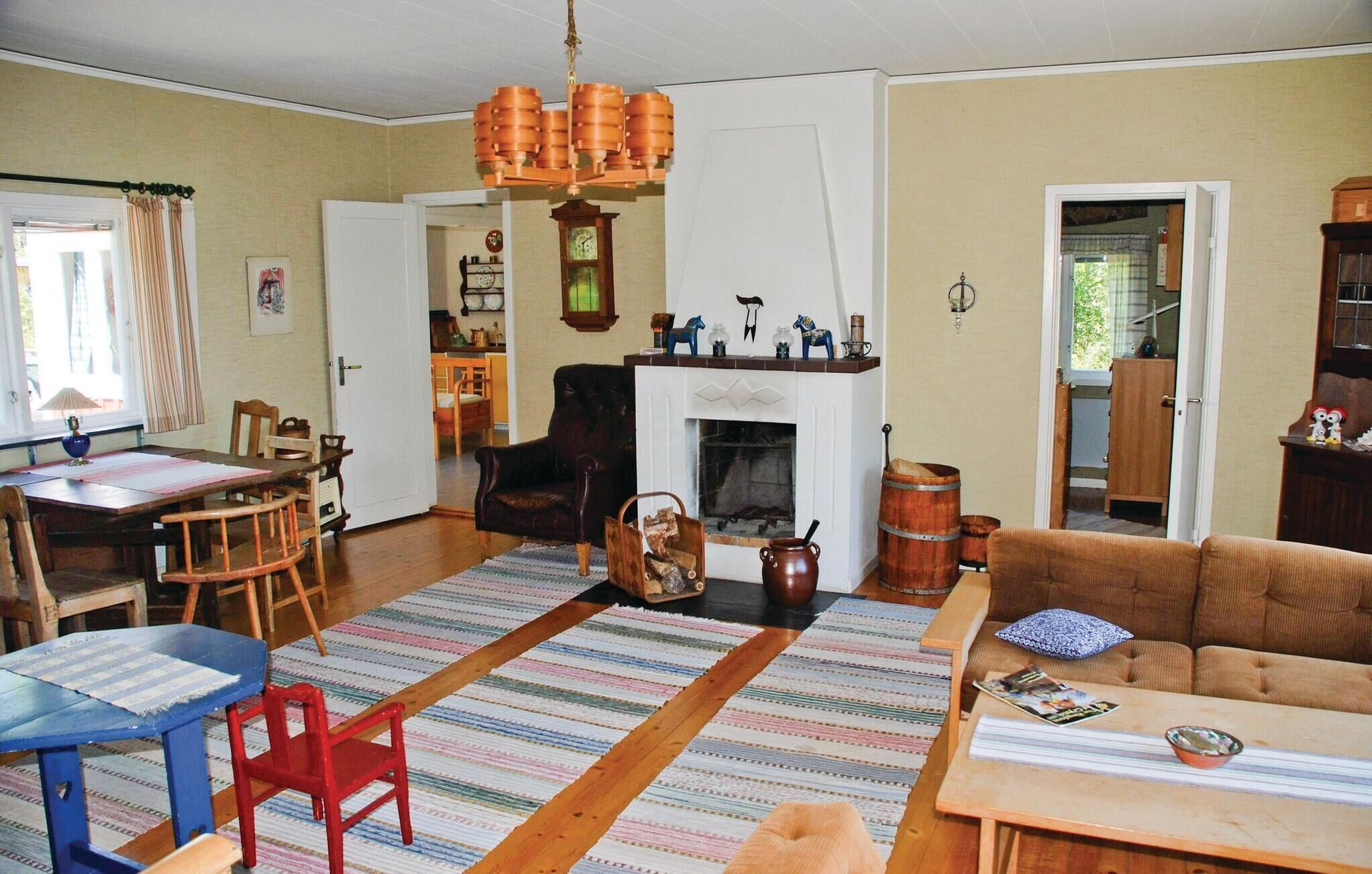 Télévision, cheminée, chaîne hi-fi