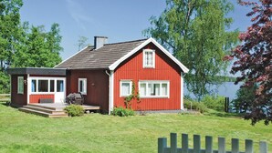 A red wooden house with a small porch and a view of a lake. - Awesome home in Värnamo with kitchen (Värnamo)