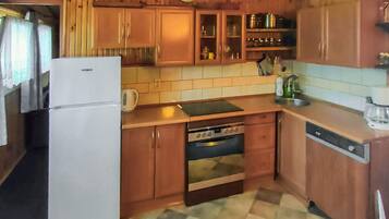 Fridge, microwave, stovetop, dishwasher
