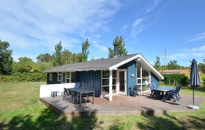 Outdoor dining - Amazing home in Ebeltoft with sauna (Ebeltoft)