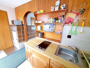 Refrigerador, microondas, cafetera y tetera y tetera eléctrica 