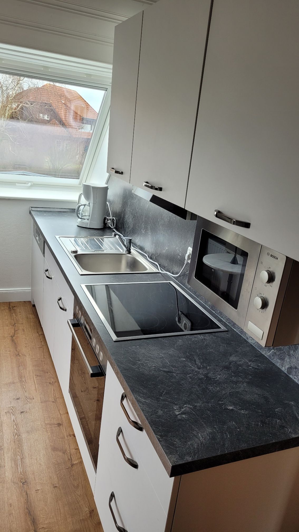 Een koelkast, een microgolfoven, een oven, een vaatwasser