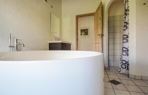 Combined shower/bathtub - Nice home in Hejls with WiFi (Hejls)