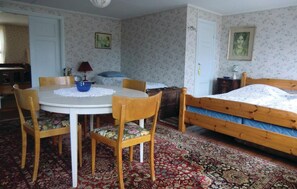 5 bedrooms, travel cot - 5 bedroom beautiful home in Fågelfors (Fågelfors)