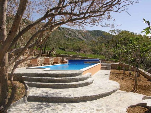 Villa traditionally furnished with swimming pool and barbecue terrace