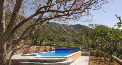 Villa traditionally furnished with swimming pool and barbecue terrace
