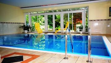 Una piscina cubierta