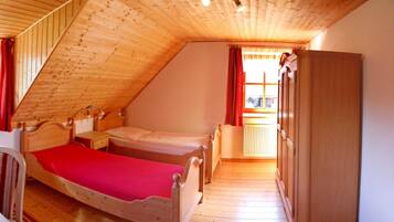 2 slaapkamers, reisbedje