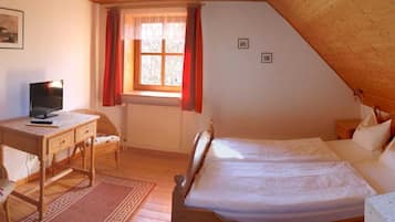 2 slaapkamers, reisbedje