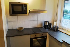 Kühlschrank, Mikrowelle, Ofen, Geschirrspüler