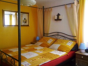 2 habitaciones, cuna de viaje y ropa de cama 