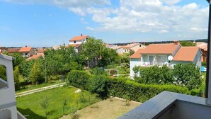 A residential area with houses, a well-maintained lawn, and a clear sky. - Holiday apartment with internet access (Valbandon)