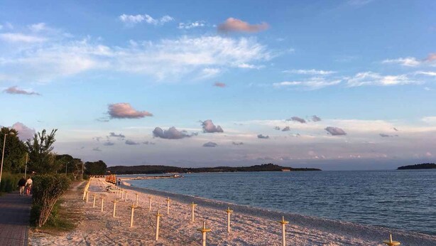 A coastal walkway with a clear sky and distant land. - Holiday apartment with internet access (Valbandon)