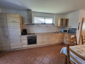 Kühlschrank, Mikrowelle, Ofen, Geschirrspüler