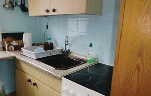 Kühlschrank, Mikrowelle, Herdplatte, Wasserkocher mit Kaffee-/Teezubehör