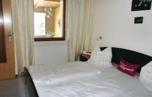 2 bedrooms, travel crib, bed sheets