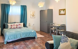 A bedroom with a bed, a desk, and a wardrobe. - Stunning apartment in Labin with swimming pool (Labin)
