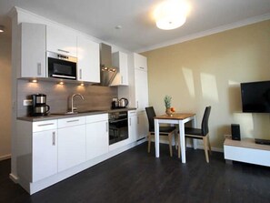 Kühlschrank, Mikrowelle, Ofen, Geschirrspüler