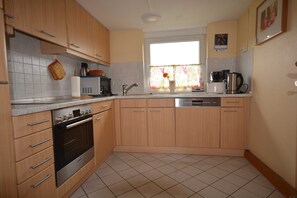 Kühlschrank, Mikrowelle, Ofen, Geschirrspüler