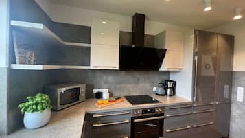 Kühlschrank, Mikrowelle, Ofen, Geschirrspüler