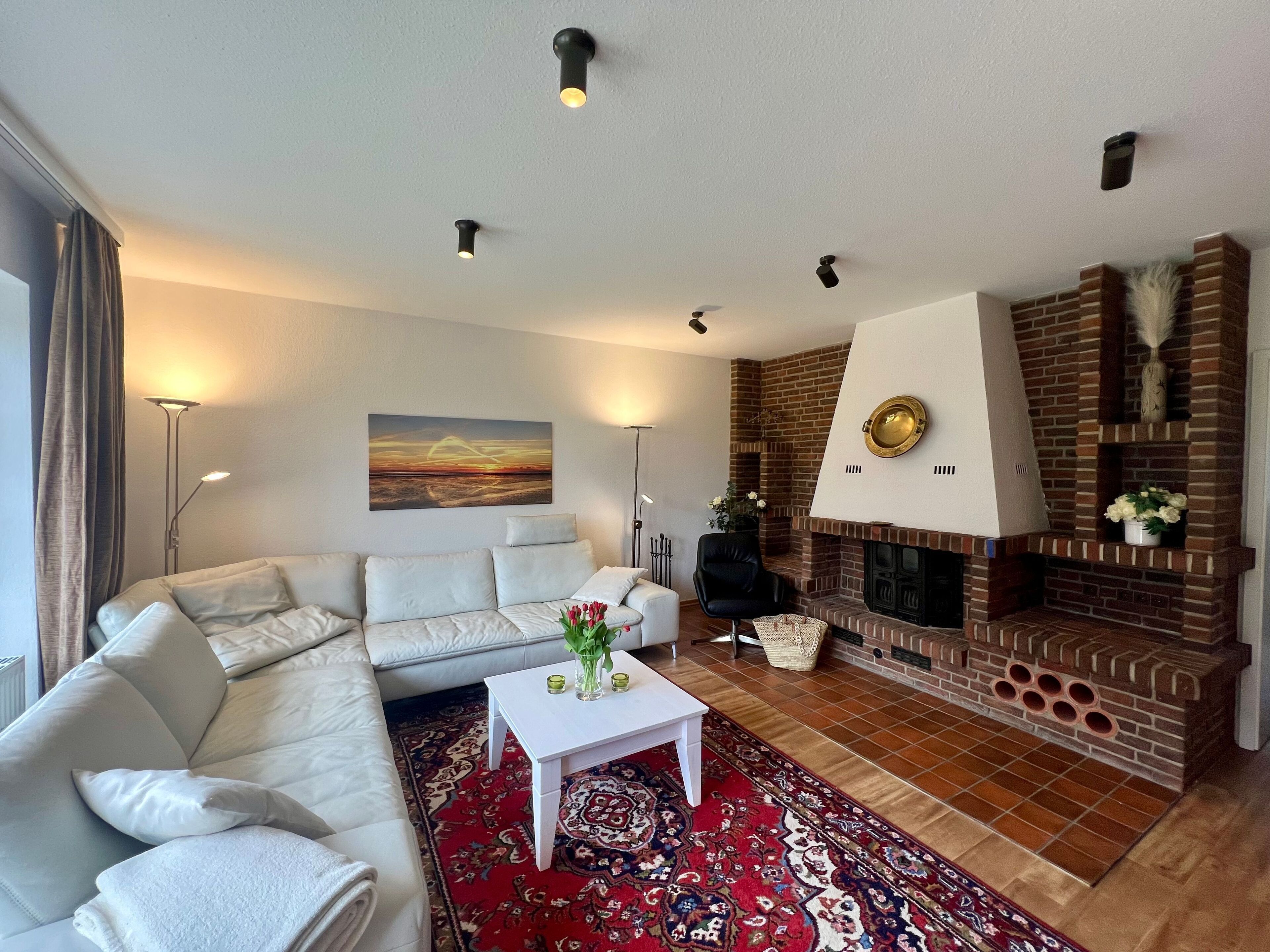 Flatskjerm-TV og peis