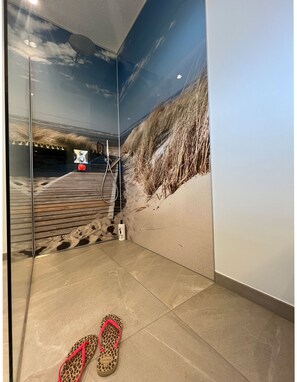 Unclassified image, 4 of 27, button