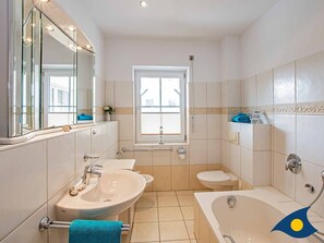 Douche, sèche-cheveux, serviettes fournies