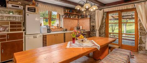 Fridge, stovetop, dishwasher, coffee/tea maker