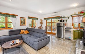 Een televisie, een open haard en een stereo