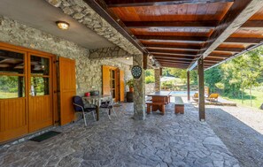 Outdoor dining - Beautiful home in Lukovdol with sauna (Lukovdol)
