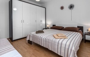 3 bedrooms, iron/ironing board, travel cot, free WiFi - 3 bedroom beach front apartment in Jadranovo (Jadranovo)