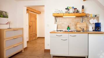 Kühlschrank, Mikrowelle, Ofen, Hochstuhl