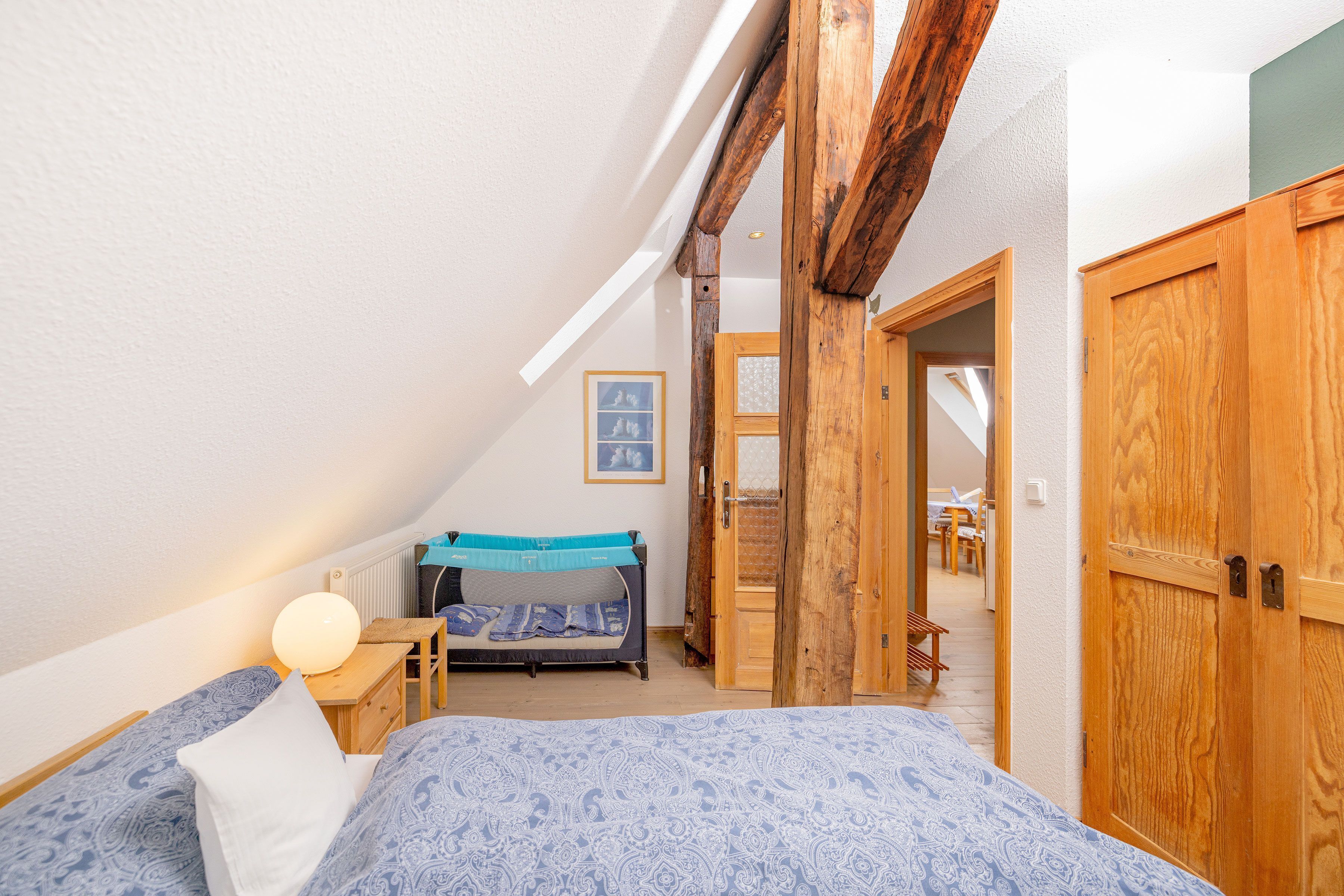 2 bedrooms, desk, travel cot, WiFi