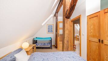 2 bedrooms, desk, travel cot, WiFi