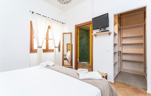 4 bedrooms, travel cot, free WiFi, bed sheets