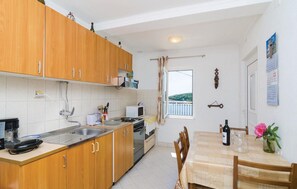 Kjøleskap, kokeplater og kaffetrakter/tekoker