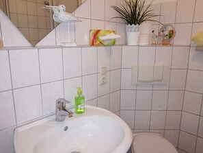 Douche, savon, papier toilette